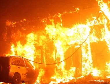 Πύρινη «κόλαση» σε Καλιφόρνια και Μαλιμπού - Τρέχουν να σωθούν Κιμ Καρντάσιαν, Αλίσα Μιλάνο και Γκιγιέρμο ντελ Τόρο